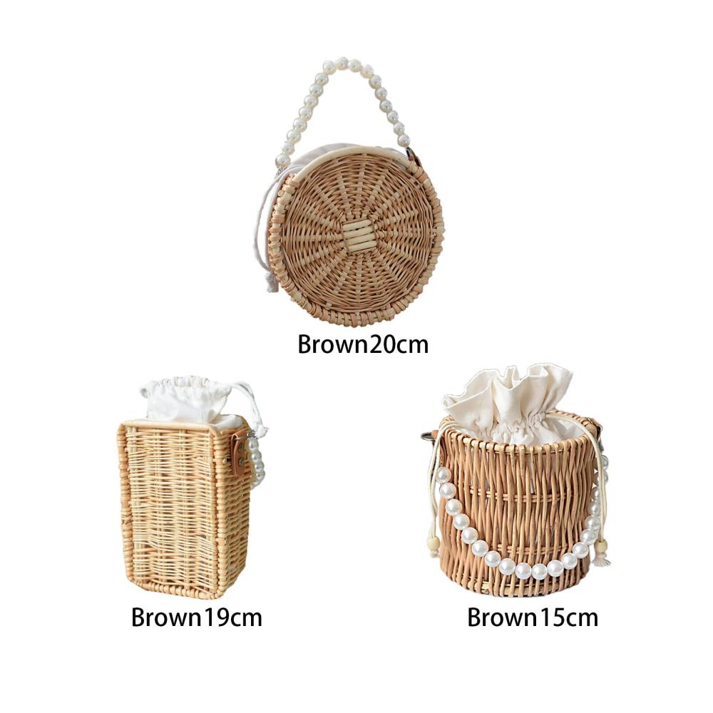 Entdecke den Charme der Natur mit unseren handgewebten Schultertaschen aus Rattan. Perfekt für einen Bohemian-Look am Strand oder in der Stadt. Natürlich schick und einzigartig