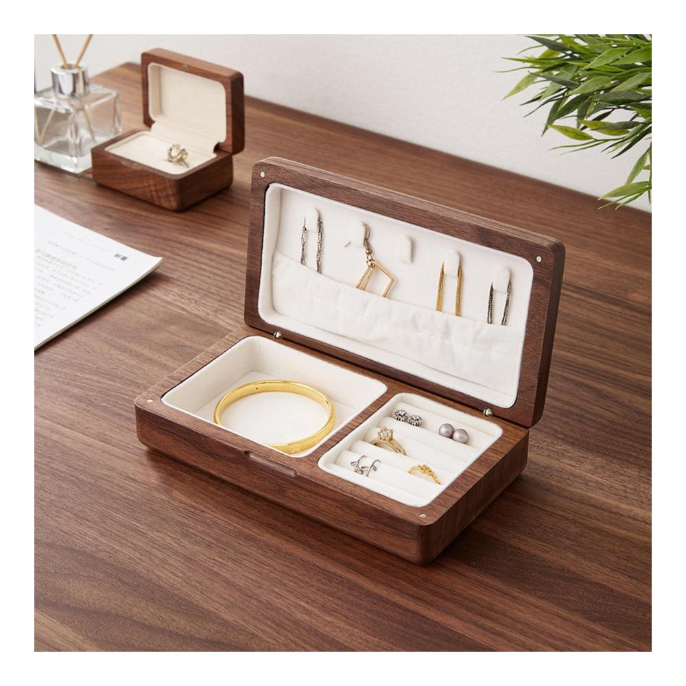 Entdecken Sie den Luxus des Schmucks Tragbares Massivholz-Walnuss-Schmuckkästchen im chinesischen Stil für Armbänder Ringe und Ohrringe. Perfektes Geschenk zum Frauentag