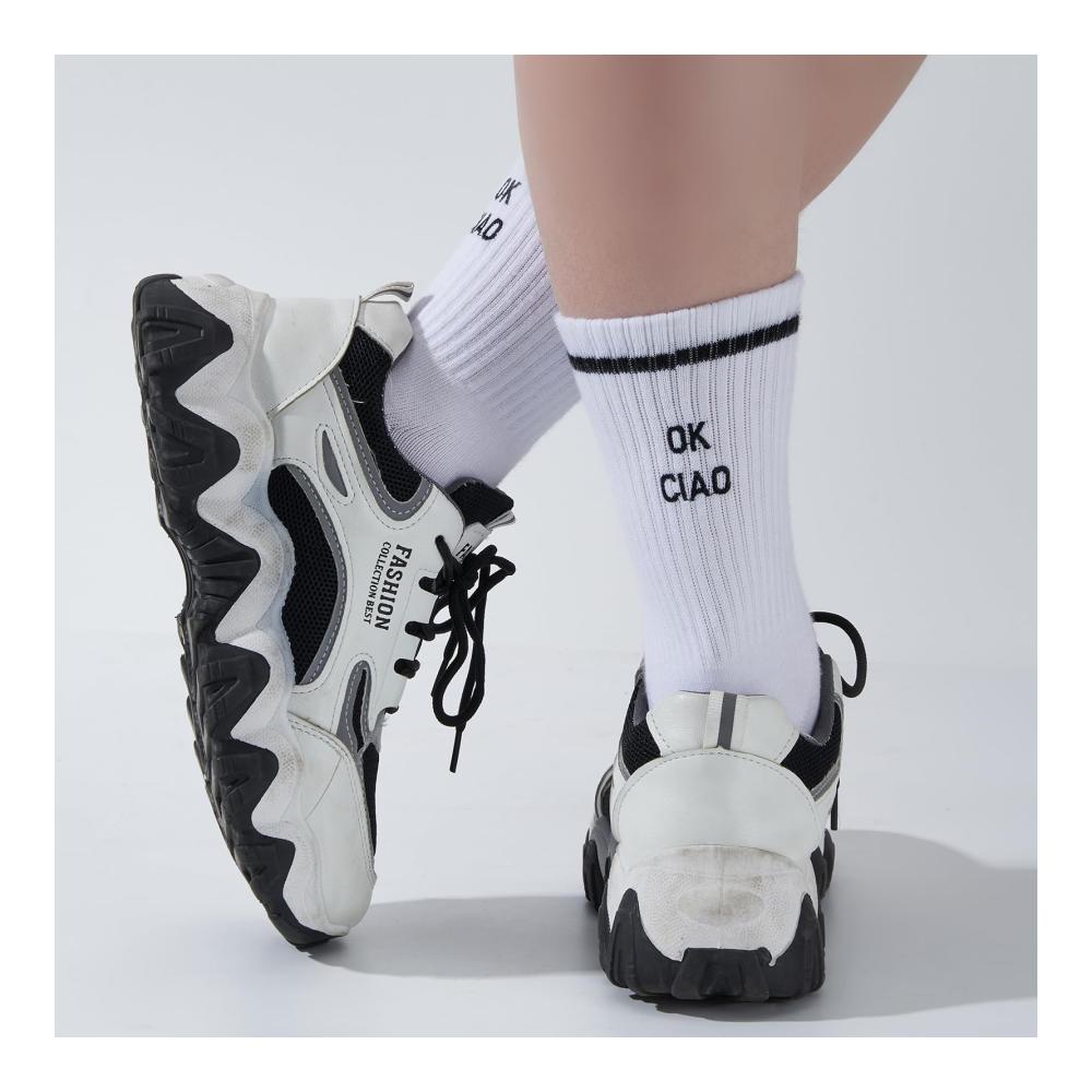 Erfrischen Sie Ihre Füße mit stilvollen RF&CM Gestickten Socken! Weiße Tennissocken mit humorvollen Zitaten für Damen und Herren. Hochwertige lustige Crew-Socken mit OK CIAO für Sport und mehr