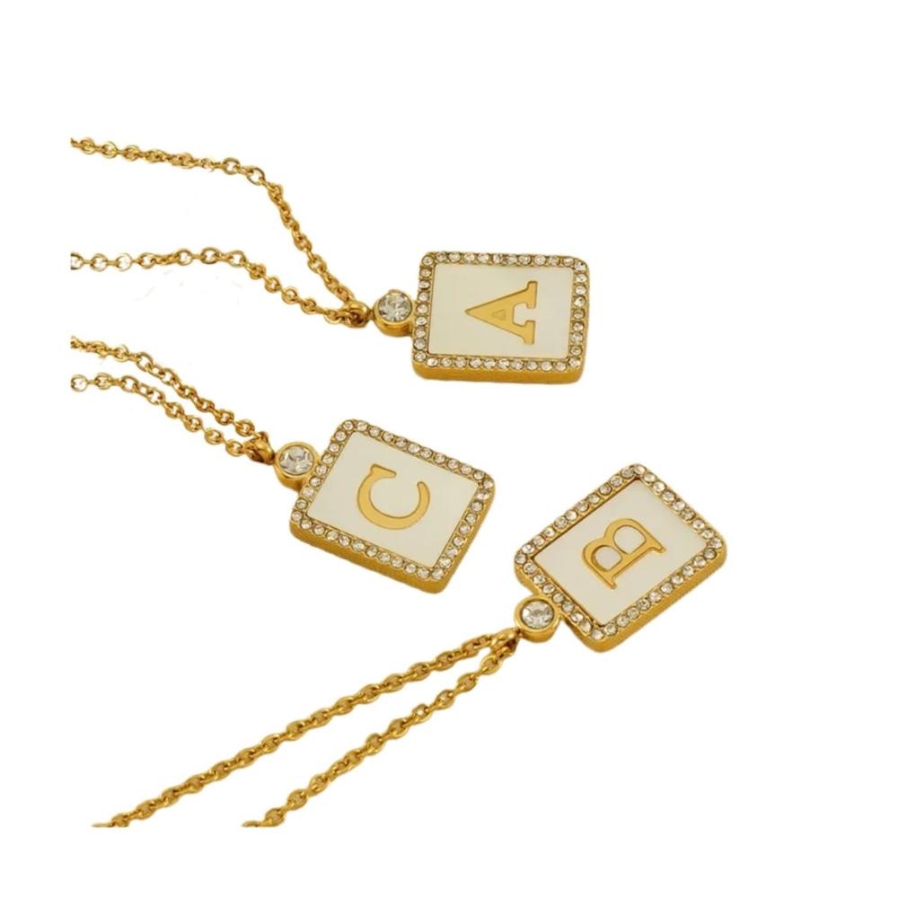 Entzückende Charms & Beads Ms. AZ Exquisite Initiale Halskette aus vergoldetem Edelstahl mit Zirkonia-Anhänger - Quadratische Mädchen-Halskette - Süßer Schmuck - Einzigartiges Geschenk