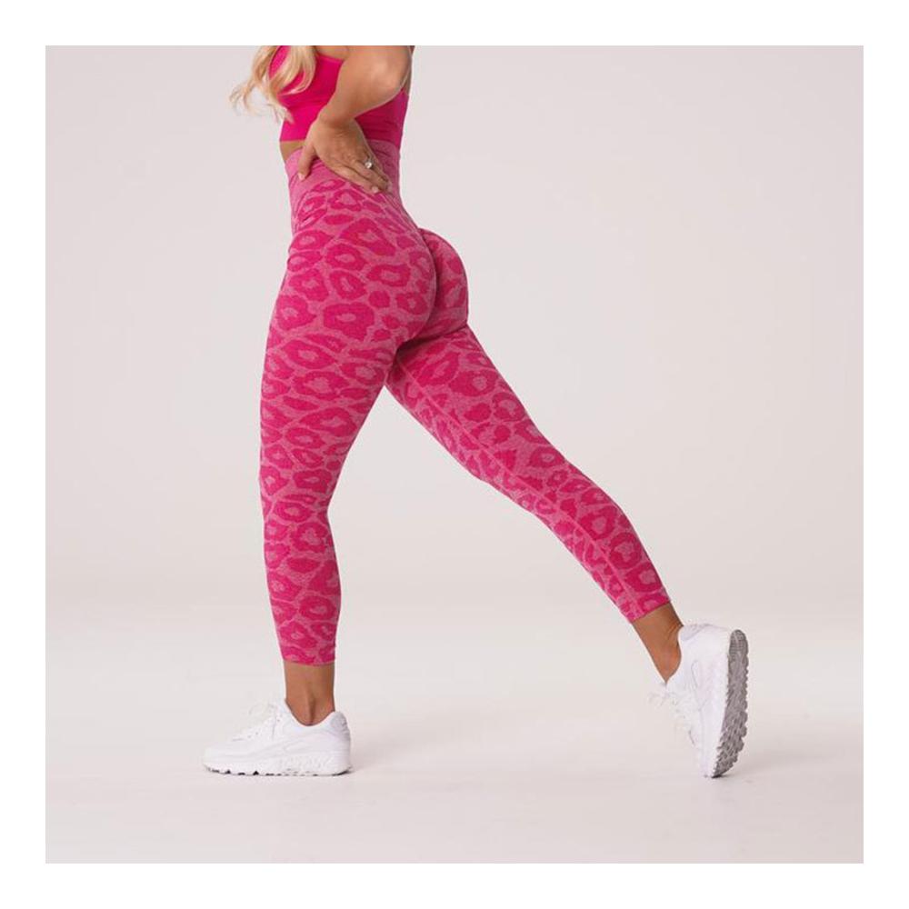 Hebe deinen Look mit diesen eleganten Leopard-Leggings hervor! Perfekter Push-Up für den Po und nahtloses Design bieten höchsten Komfort und Stil beim Sport und Yoga. Hol sie dir jetzt