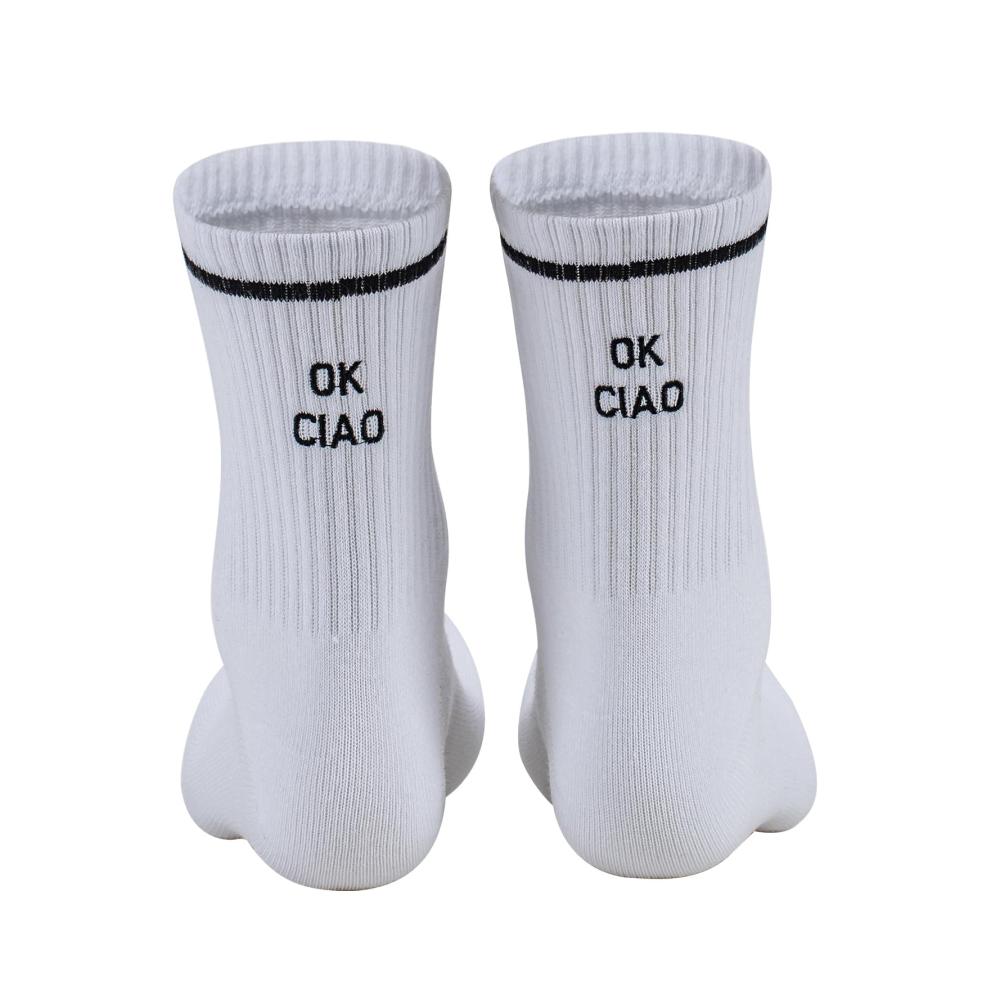 Erfrischen Sie Ihre Füße mit stilvollen RF&CM Gestickten Socken! Weiße Tennissocken mit humorvollen Zitaten für Damen und Herren. Hochwertige lustige Crew-Socken mit OK CIAO für Sport und mehr