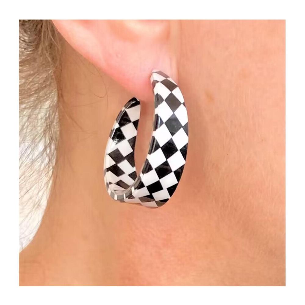 Entdecke zeitlose Eleganz Schwarz-Weiß karierte Ohrringe für stilbewusste Frauen & Mädchen. Acryl-Hoops mit gestreiftem Design einzigartiges Schmuckstück