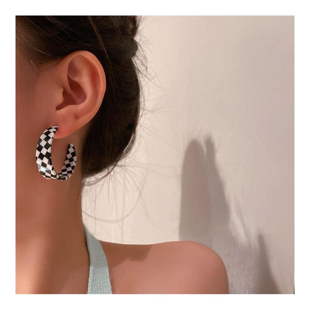 Entdecke zeitlose Eleganz Schwarz-Weiß karierte Ohrringe für stilbewusste Frauen & Mädchen. Acryl-Hoops mit gestreiftem Design einzigartiges Schmuckstück