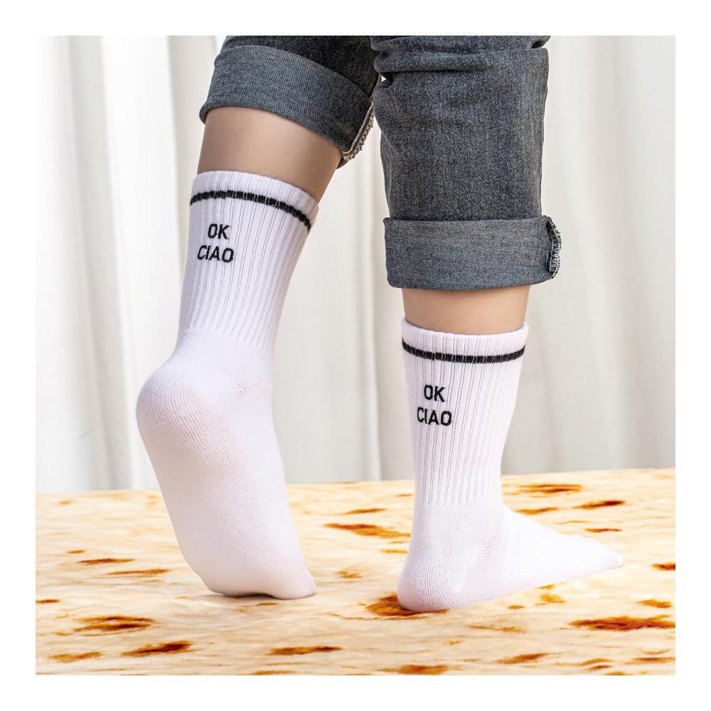 Erfrischen Sie Ihre Füße mit stilvollen RF&CM Gestickten Socken! Weiße Tennissocken mit humorvollen Zitaten für Damen und Herren. Hochwertige lustige Crew-Socken mit OK CIAO für Sport und mehr