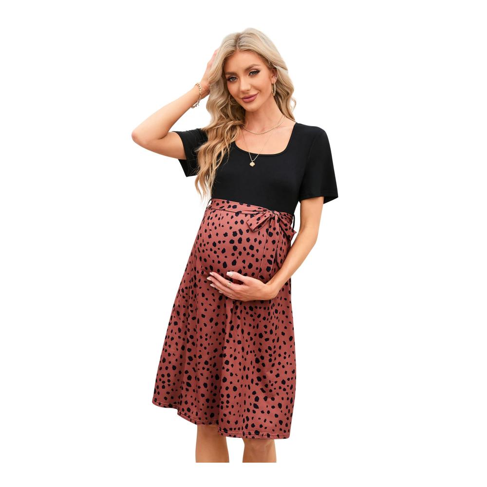 Entzückendes Damen Umstandskleid Leopard Muster Schwangerschafts Kurzarm Kleid mit quadratischem Kragen in Ziegelrot. Ein Must-have für werdende Mütter