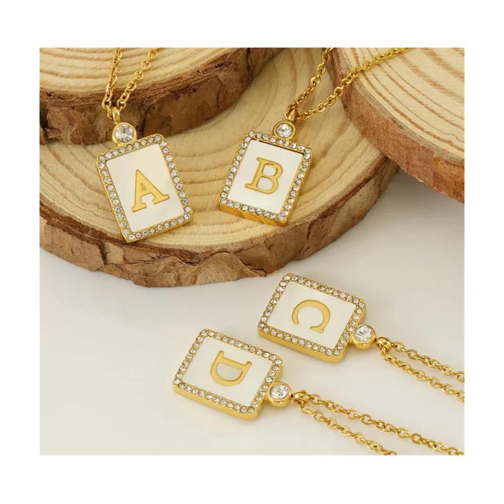 Entzückende Charms & Beads Ms. AZ Exquisite Initiale Halskette aus vergoldetem Edelstahl mit Zirkonia-Anhänger - Quadratische Mädchen-Halskette - Süßer Schmuck - Einzigartiges Geschenk