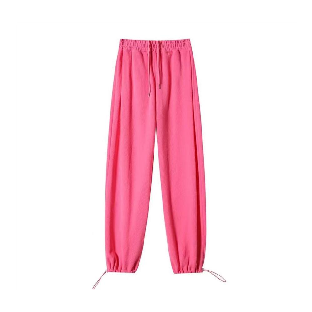 Entdecke den ultimativen Komfort mit unseren Damen Jogginghosen in Pink! Perfekt für Sport Freizeit und Lounge mit praktischen Taschen und bequemem Gummibund. Hol dir deine Laufhose jetzt