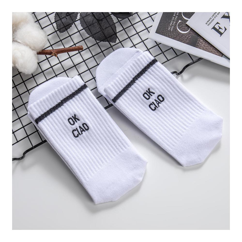 Erfrischen Sie Ihre Füße mit stilvollen RF&CM Gestickten Socken! Weiße Tennissocken mit humorvollen Zitaten für Damen und Herren. Hochwertige lustige Crew-Socken mit OK CIAO für Sport und mehr