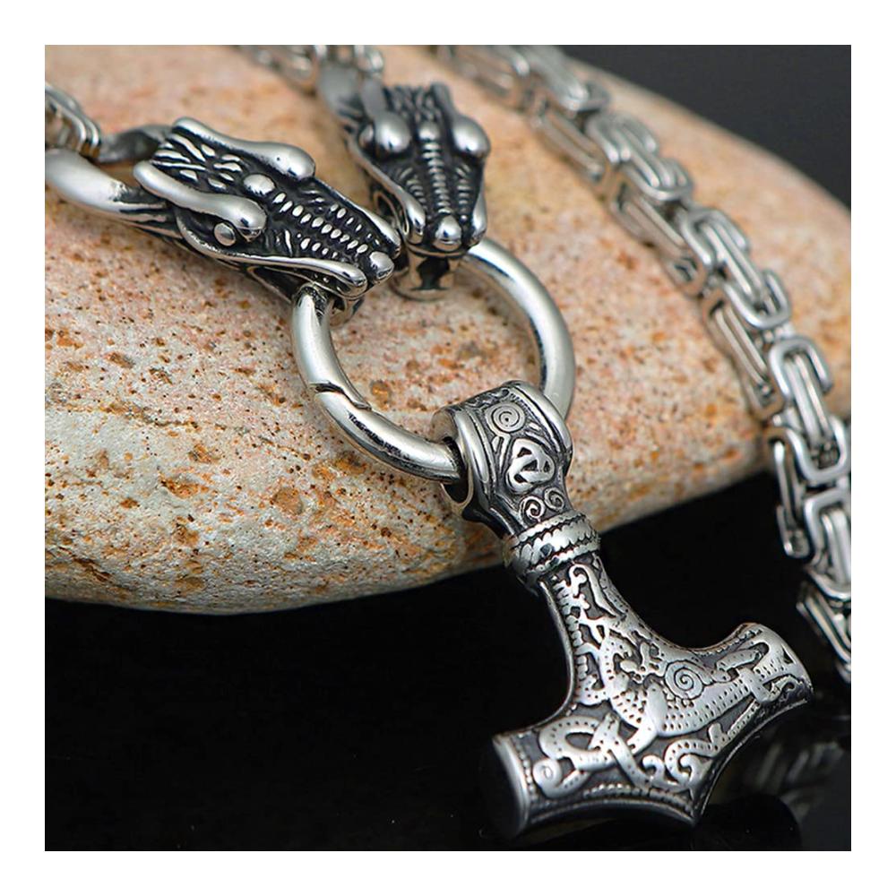 Entdecke die Macht der Wikinger mit dieser männlichen Thors Hammer Halskette! Nordische Mythologie trifft auf zeitloses Design. Ketten in verschiedenen Stilen erhältlich. Gönn dir jetzt