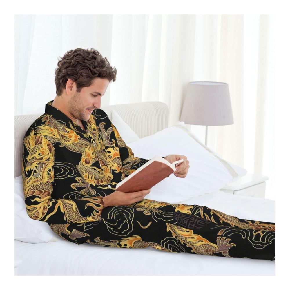 Behaglicher Herren-Schlafanzug Langärmeliges Pyjama-Set mit gelbem Drachenmotiv auf schwarzem Hintergrund. Schlummer in Stil und Komfort. Jetzt erhältlich